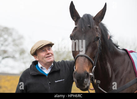 Trainer Nicky Henderson con potrebbe mordere davanti al festival di Cheltenham in marzo, durante una visita di stabile per Nicky Henderson sette carriole scuderie Lambourn. Foto Stock