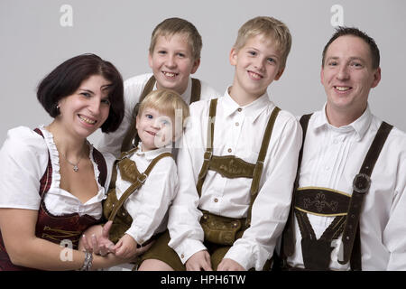 Familie in Tracht - famiglia in costume tradizionale, Modello rilasciato Foto Stock