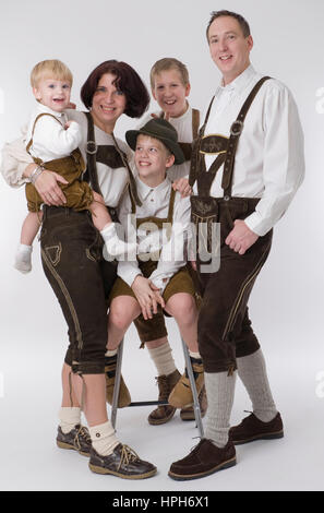 Familie in Tracht - famiglia in costume tradizionale, Modello rilasciato Foto Stock