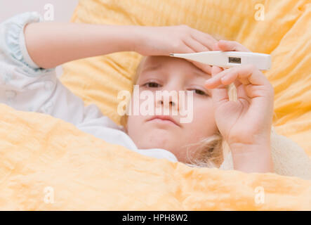 Maedchen Krankes liegt mit Fieberthermometer Bett im - malata con termometro clinico a letto, Modello rilasciato Foto Stock
