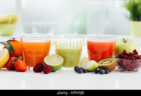 Con occhiali colorati freschi succhi di frutta e frutta biologica e sana alimentazione e nutrizione concept Foto Stock