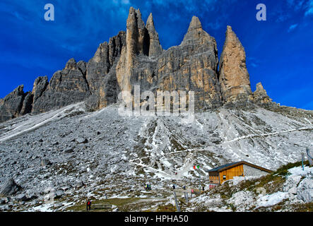 Rifugio Rifugio Lavaredo sul sentiero escursionistico delle Tre Cime di Lavaredo circolare a piedi, Dolomiti di Sesto, Trentino-Alto Adige, Italia Foto Stock