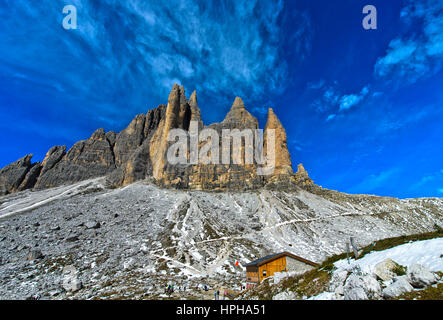 Rifugio Rifugio Lavaredo sul sentiero escursionistico delle Tre Cime di Lavaredo circolare a piedi, Dolomiti di Sesto, Trentino-Alto Adige, Italia Foto Stock