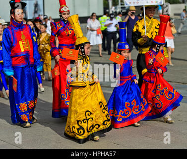 Bambini e adolescenti nei tradizionali costumi deel, mongola costume nazionale Festival, Ulaanbaatar, in Mongolia Foto Stock