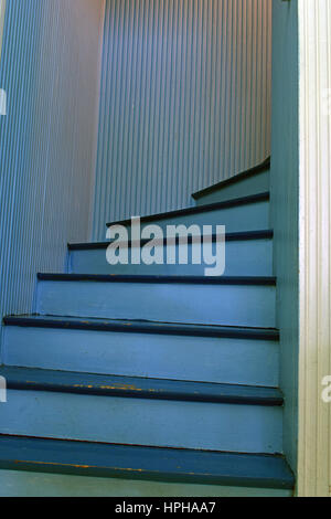 Vecchio blu usurati scala di legno all'interno della vecchia casa. Vista dal piano inferiore a al piano di sopra. Foto Stock