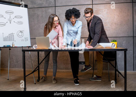 Gli architetti che lavorano presso l'ufficio Foto Stock