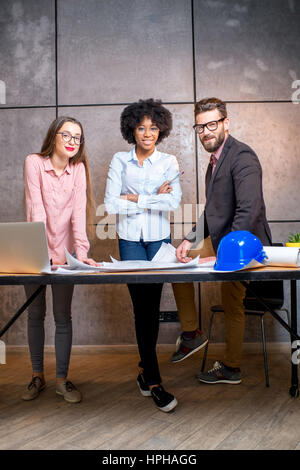 Gli architetti che lavorano presso l'ufficio Foto Stock