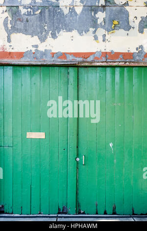 Bloccato porte verdi sul vecchio edificio in Yackandandah, Victoria, Australia Foto Stock