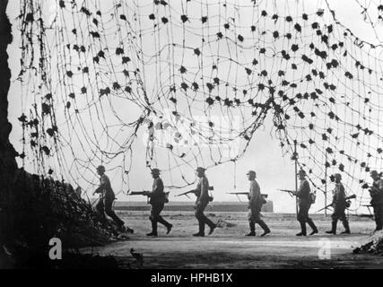 L'immagine della propaganda nazista mostra la Wehrmacht tedesca su una base del Muro Atlantico sulla costa della Manica francese. Pubblicato nel maggio 1943. Fotoarchiv für Zeitgeschichte - NESSUN SERVIZIO DI CABLAGGIO - | utilizzo in tutto il mondo Foto Stock