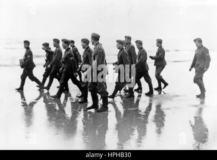 L'immagine della propaganda nazista mostra i soldati tedeschi della Wehrmacht sulla costa della Manica. Pubblicato nel febbraio 1941. Fotoarchiv für Zeitgeschichte - NESSUN SERVIZIO WIRELESS - | utilizzo in tutto il mondo Foto Stock