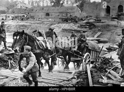 L'immagine della propaganda nazista mostra i soldati tedeschi della Wehrmacht che attraversano il canale Maas-Schelde in Belgio. Pubblicato nel giugno 1940. Fotoarchiv für Zeitgeschichte - NESSUN SERVIZIO DI CABLAGGIO - | utilizzo in tutto il mondo Foto Stock