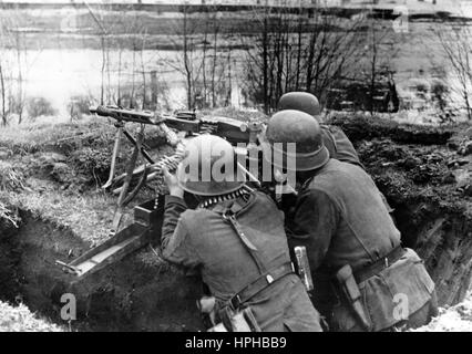 L'immagine della propaganda nazista mostra i soldati tedeschi della Wehrmacht sul posto a una mitragliatrice in un campo di battaglia allagato durante la battaglia della Scheldt. Pubblicato nell'ottobre 1944. Un reporter nazista ha scritto sul retro della foto su 19.10.1944, ?Batteground Scheldt. Scheldt-sud fortificazione. Operatori di mitragliatrici a base di isola in una zona allagata.? Fotoarchiv für Zeitgeschichte ? NON PER SERVIZI CABLATI - | utilizzo in tutto il mondo Foto Stock