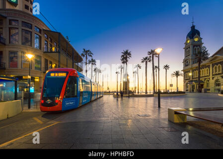 Adelaide, Australia - 22 agosto 2015: Adelaidemetro tram in Piazza Moseley, Glenelg. I tram sono terminate qui. Lunga esposizione delle impostazioni della fotocamera Foto Stock