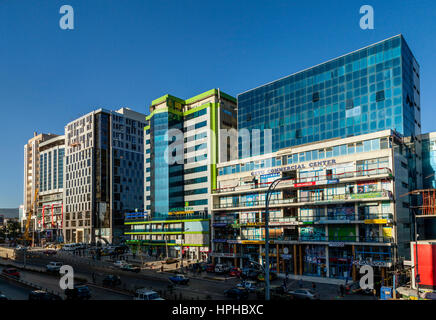 Gli edifici colorati sul bolo Road, Addis Abeba, Etiopia Foto Stock