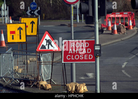 Roadworks segno strada chiusa tra Foto Stock