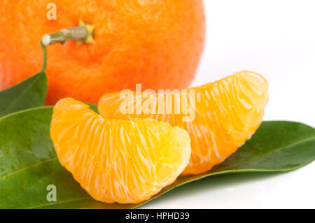 Mature tangerini con foglie e le fette su sfondo bianco Foto Stock