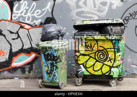Coperto di Graffiti Wheely bidoni in Londra Foto Stock