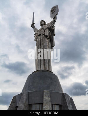 La madre patria Monumento a Kiev in Ucraina con un cielo nuvoloso Foto Stock