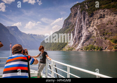 Turisti e cascata Sette sorelle, traghetto tra Geiranger e Hellesylt, il Geirangerfjord, More og Romsdal, Norvegia Foto Stock