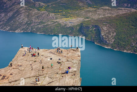 Prekestolen, pulpito Rock, 600 metri oltre il LyseFjord, lisare fiordo, nel distretto di Ryfylke, regione Rogaland, è la più popolare escursione nella zona di Stavanger, Foto Stock