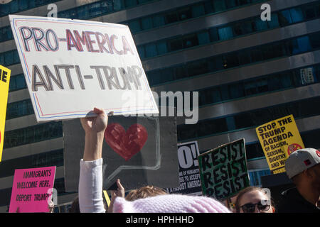 Chicago, Illinois - Febbraio 19, 2017: Chicago segna l'uno-mese anniversario di Donald Trump amministrazione con una manifestazione di protesta per i rally e marzo. Foto Stock