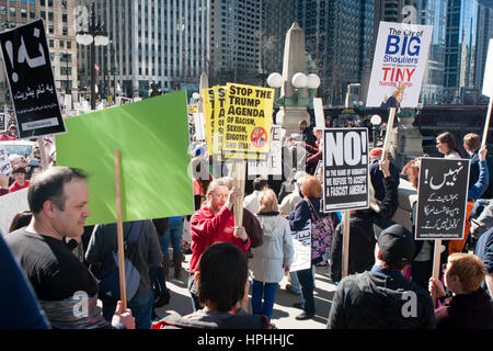 Chicago, Illinois - Febbraio 19, 2017: Chicago segna l'uno-mese anniversario di Donald Trump amministrazione con una manifestazione di protesta per i rally e marzo. Foto Stock