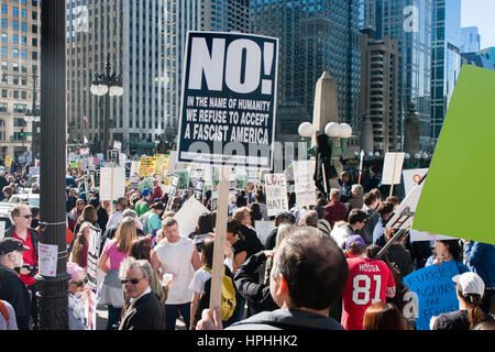 Chicago, Illinois - Febbraio 19, 2017: Chicago segna l'uno-mese anniversario di Donald Trump amministrazione con una manifestazione di protesta per i rally e marzo. Foto Stock