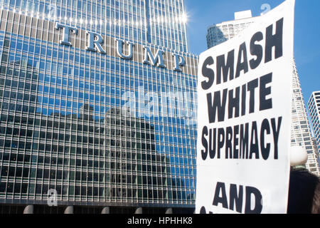 Chicago, Illinois - Febbraio 19, 2017: Chicago segna l'uno-mese anniversario di Donald Trump amministrazione con una manifestazione di protesta per i rally e marzo. Foto Stock