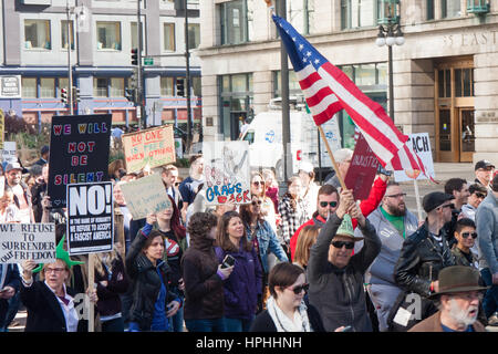 Chicago, Illinois - Febbraio 19, 2017: Chicago segna l'uno-mese anniversario di Donald Trump amministrazione con una manifestazione di protesta per i rally e marzo. Foto Stock