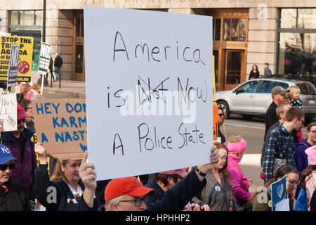 Chicago, Illinois - Febbraio 19, 2017: Chicago segna l'uno-mese anniversario di Donald Trump amministrazione con una manifestazione di protesta per i rally e marzo. Foto Stock