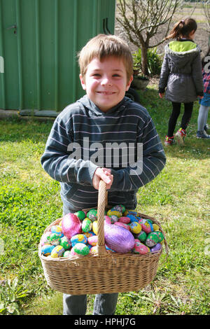 Ragazzo con cesto di uova di Pasqua Foto Stock