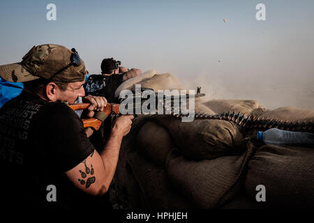 Noi volontario fighter Joshua Martinez impegnare Stato islamico gli obiettivi nella città di Sinjar nell Iraq del nord con un PKM Mitragliatrice . Foto Stock