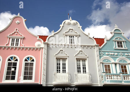 Tipico rosa, verde e grigio verniciato color pastello elementi architettonici di Aruba, Curacao e Bonaire, dei Caraibi. Foto Stock