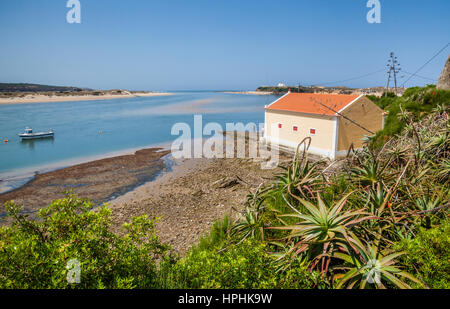 Portogallo Alentejo, Parco Naturale dell'Alentejo, Villa Nova de Milfontes, vista la Mira estuario del fiume dal Forte Sao Clemente Foto Stock