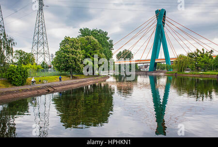 Vista da una barca sul fiume Brda, Bydgoszcz (Polonia). Foto Stock