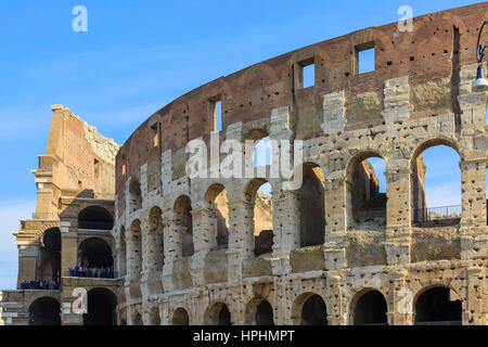 Esterno del Colosseo romano noto anche come l'Anfiteatro Flavio, Roma, Italia Foto Stock