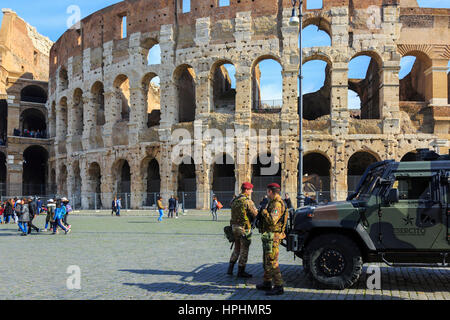 Esterno del Colosseo romano con soldati armati di guardia per proteggere contro il terrorismo, Roma, Italia Foto Stock
