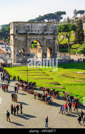 Arco de Constantino, l'arco trionfale costruito dai senatori in AD315, situato sulla Via Triumphalis, tra il Colle Palatino e il Colosseo è Ro Foto Stock