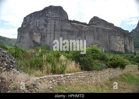 Meteora è la formazione di immenso pilastri monolitici e colline-come enormi massi arrotondati che dominano la zona locale. unico ed enormi colonne di roccia Foto Stock