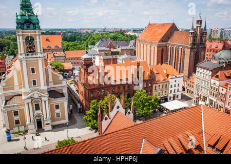 Lo skyline della citta', a sinistra la Chiesa di Santo Spirito, a destra la chiesa della Vergine Maria, Torun, Polonia. Foto Stock