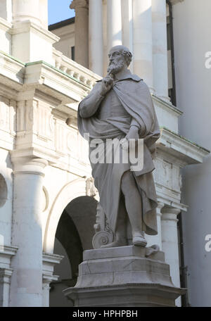 Statua di architetto Andrea Palladio nel centro storico di Vicenza Città in Italia nelle vicinanze di un vecchio palazzo chiamato Basilica Palladiana Foto Stock
