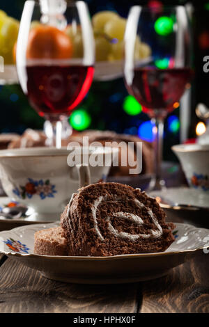 La torta in alto set per il tè sulla tavola festiva Foto Stock