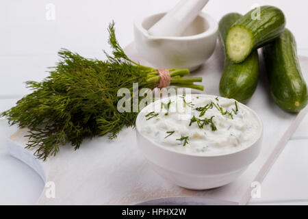 Tzatziki dip e di ingredienti. Yogurt, erbe aromatiche, aglio e il cetriolo. Tradizionale salsa greca Foto Stock