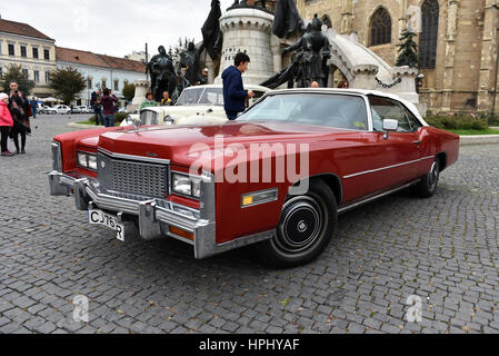 A Cluj Napoca, Romania - 15 ottobre 2016: Cadillac Eldorado e altre vetture vintage esposte durante l'retrò Mobile Sfilata Autunno nella città di Cluj Foto Stock