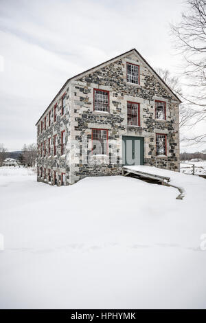 Un vecchio fienile in inverno presso il villaggio di scuotimento, Enfield, NH. Foto Stock