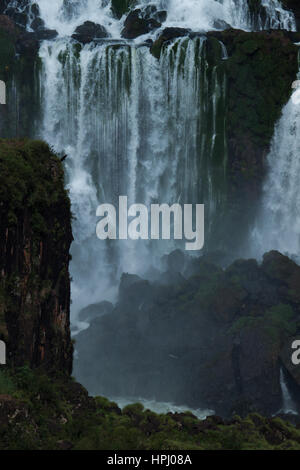 Le Cascate di Iguassù, cascate di Iguazú, Iguassu Falls, o Iguaçu Falls. Viaggi e turismo: spectaular viste. Foto Stock