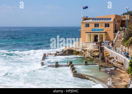 Coogee Beach surf club building e il memoriale di Ross Ocean pool, Coogee, Sydney, Australia Foto Stock