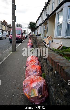 Sacchi di riciclaggio schierate al di fuori di case sulla Hainault Avenue, Westcliff on Sea, Essex, nel Southend Borough area del Consiglio. Contratta a Veolia Foto Stock