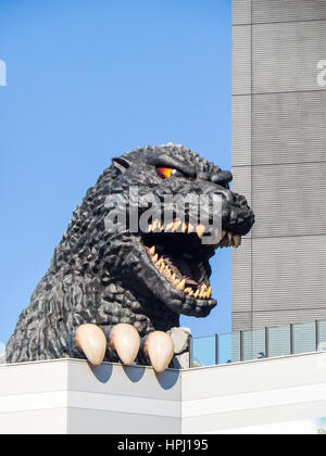 Un gigantesco busto di Godzilla sul tetto del Toho complesso di cinema in Shinjuku, Tokyo, Giappone. Foto Stock