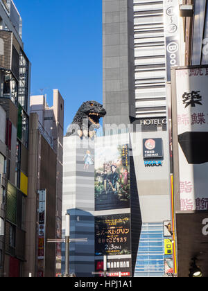 Un gigantesco busto di Godzilla sul tetto del Toho complesso di cinema in Shinjuku, Tokyo, Giappone. Foto Stock